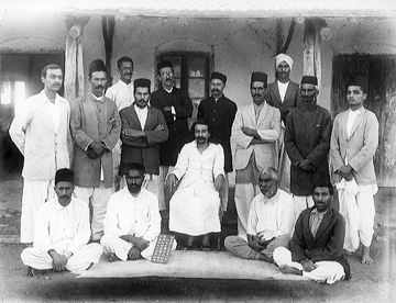 Meherabad group with Men at old bungalow - 1928